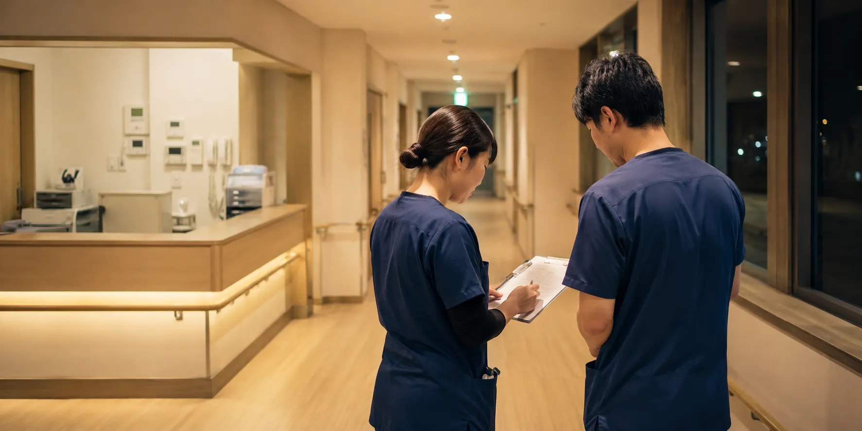 夜勤の看護職員と介護職員が連携するイメージ